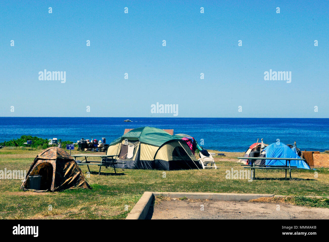 Campamento de desamparados en el lado oeste de Oahu, Hawaii, EE.UU. Foto de stock