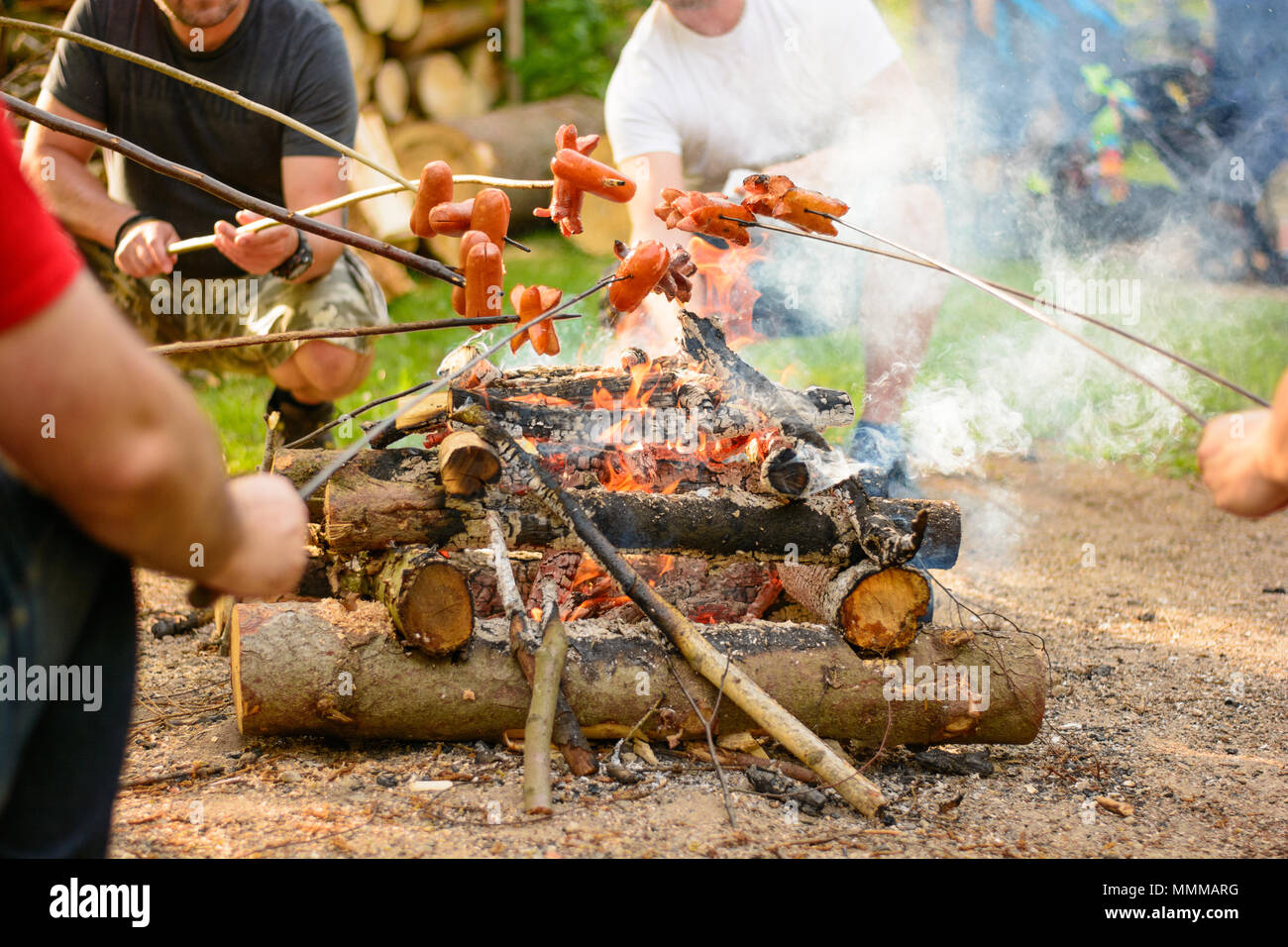 Calderos Metálicos Con Tapa Se Calientan Y Ahuman Sobre Un Fuego En El  Bosque Platos Turísticos Para Cocinar. Foto de archivo - Imagen de  cocinero, kitchenware: 192302482