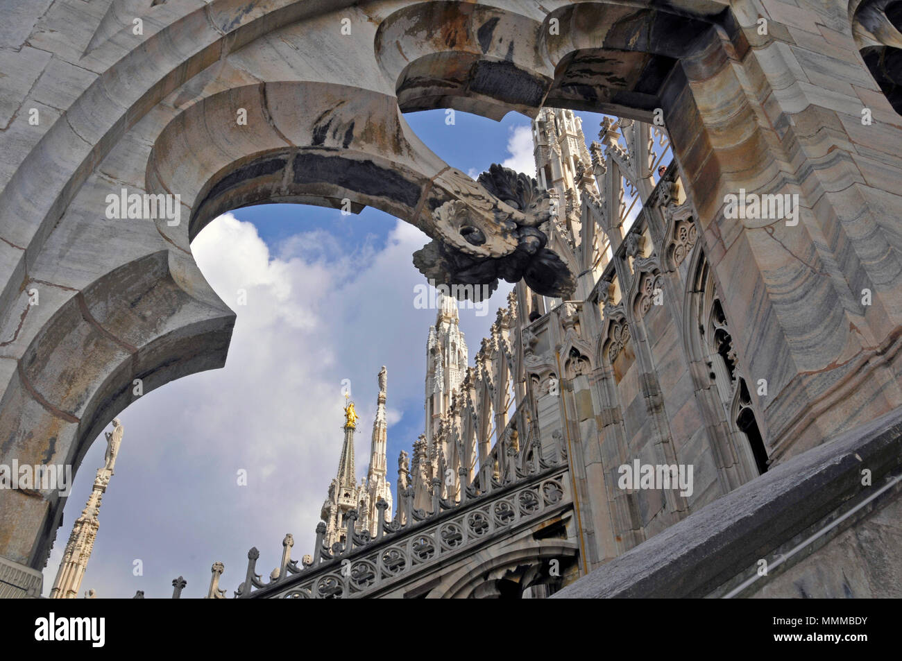 Torres góticas y arcos en la azotea de la catedral del Duomo de Milán, Italia Foto de stock