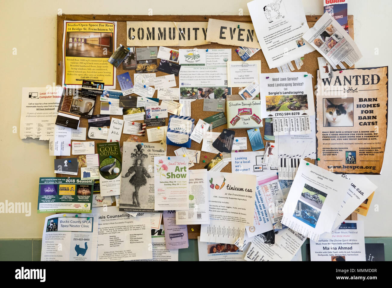 Tablón de anuncios de la comunidad en una ciudad pequeña oficina de correos, Stockton, Nueva Jersey, EE.UU. Foto de stock