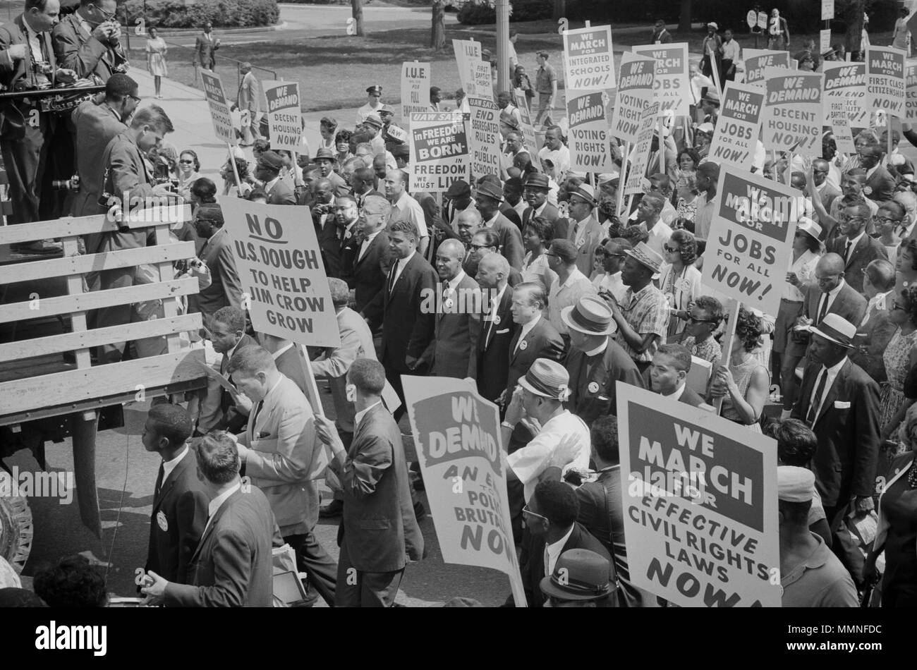 Fotografía que muestra marchando, incluidos los líderes de los derechos civiles Martin Luther King, Jr., rodeado por multitudes que llevaban carteles. Leffler, Warren K., fotógrafo el día 28 de agosto de 1963. Foto de stock