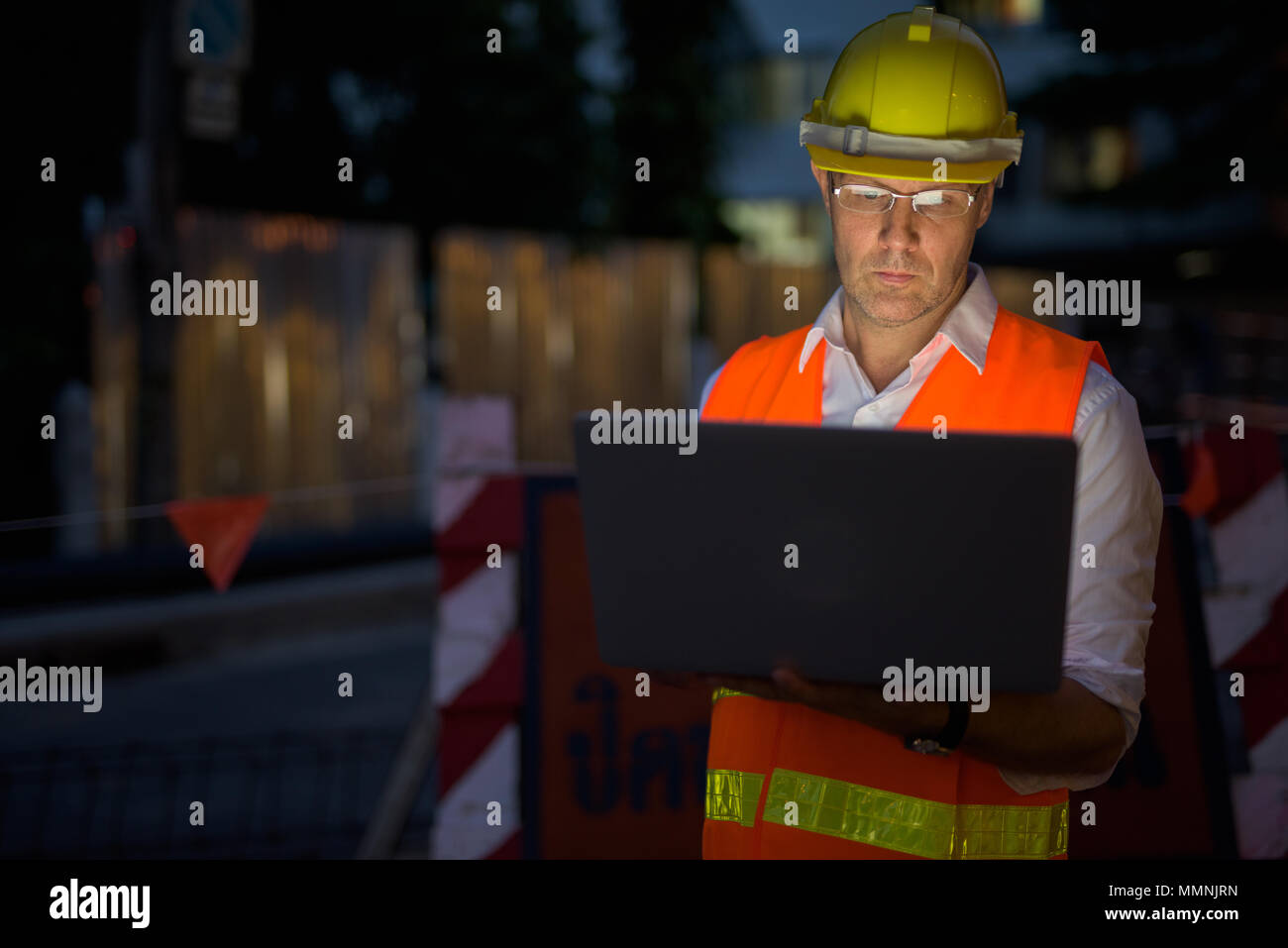 Hombre maduro, trabajador de la construcción en el sitio de construcción en el c Foto de stock