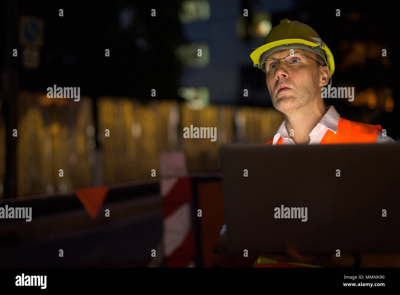 Hombre maduro, trabajador de la construcción en el sitio de construcción en el c Foto de stock