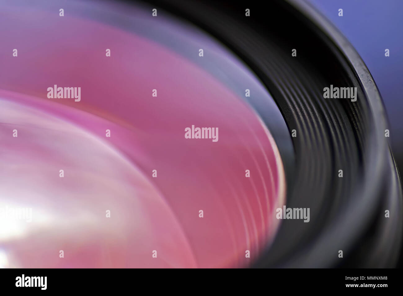 El distintivo revestimiento antirreflejos de la lente de una cámara. Foto de stock