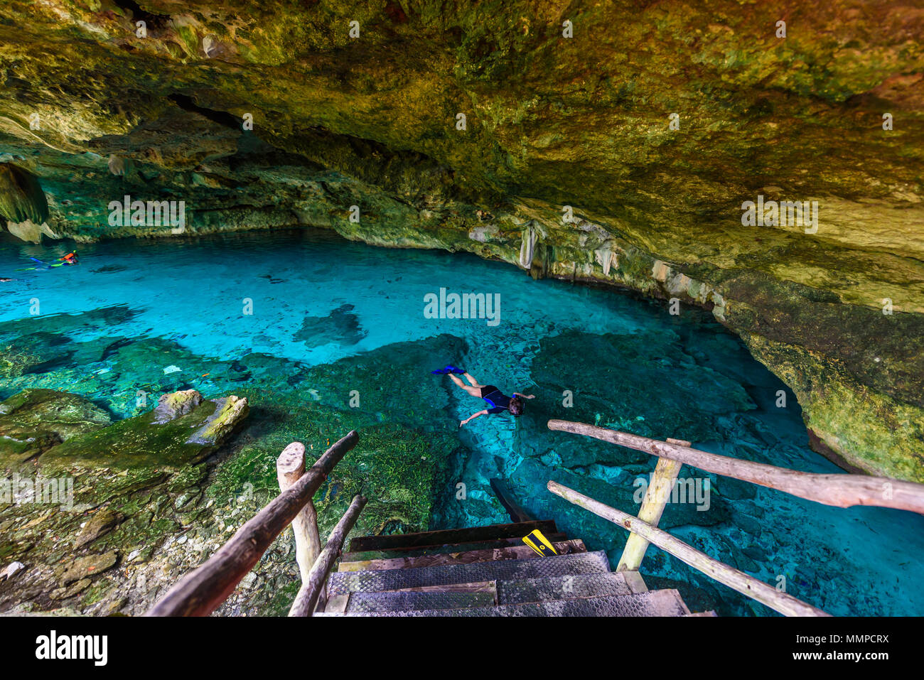 Cenote Dos Ojos En Quintana Roo Mexico La Gente Nadar Y Bucear En Aguas Cristalinas Este Cenote Se Encuentra Cerca De Tulum En Yucatan Peninsul Fotografia De Stock Alamy Cenote Dos Ojos En Quintana Roo Mexico La Gente Nadar Y Bucear En Aguas Cristalinas Este Cenote Se Encuentra Cerca De Tulum En Yucatan Peninsul Fotografia De Stock Alamy