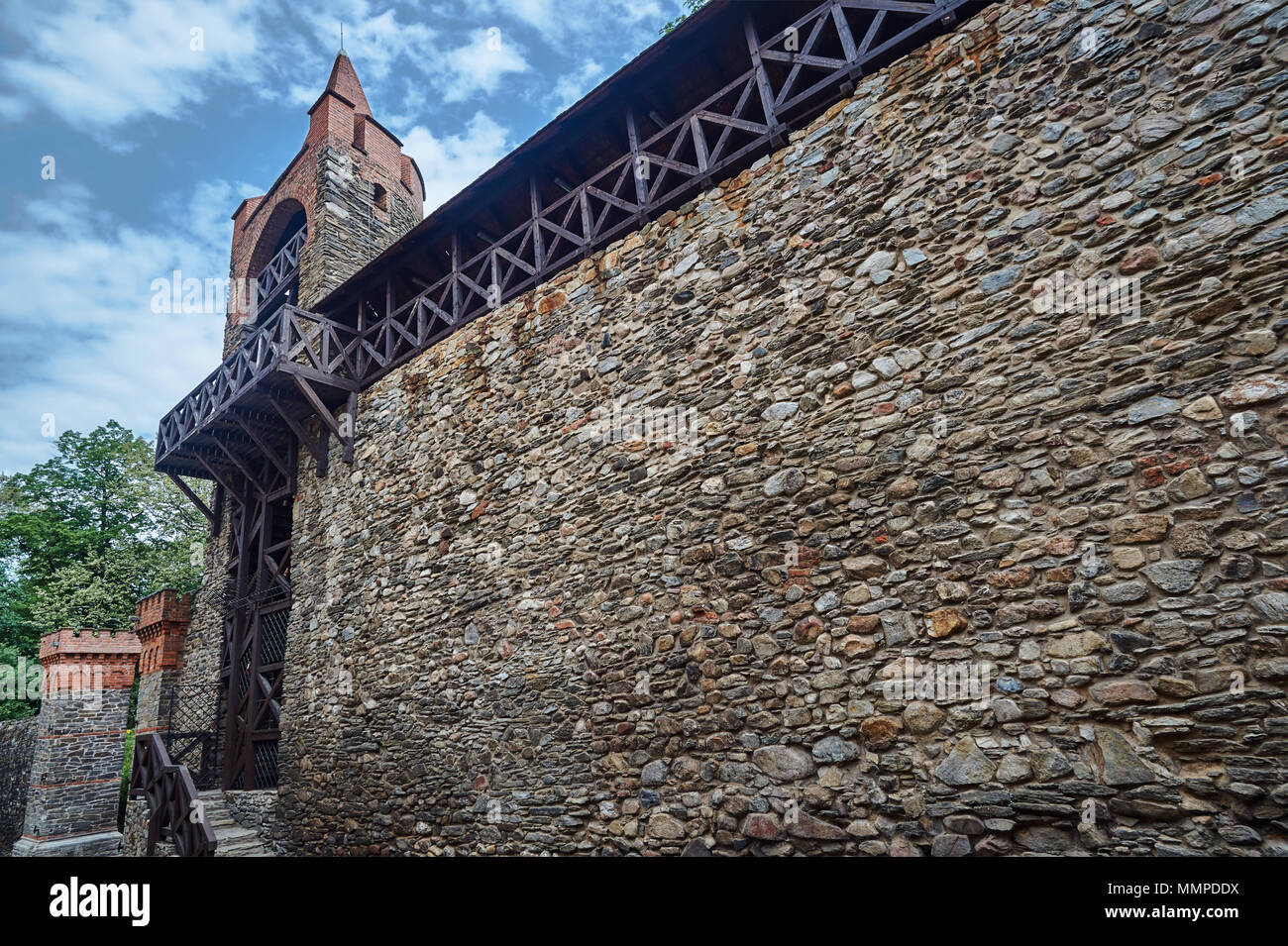 Fortificación medieval con el city gate en Paczkow en Polonia Foto de stock