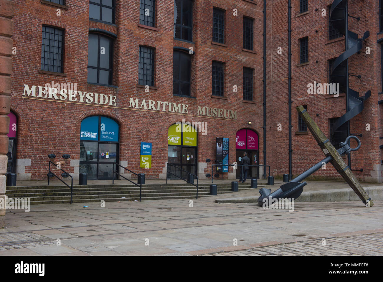 La entrada al Museo Marítimo de Merseyside con un ancla grande Foto de stock
