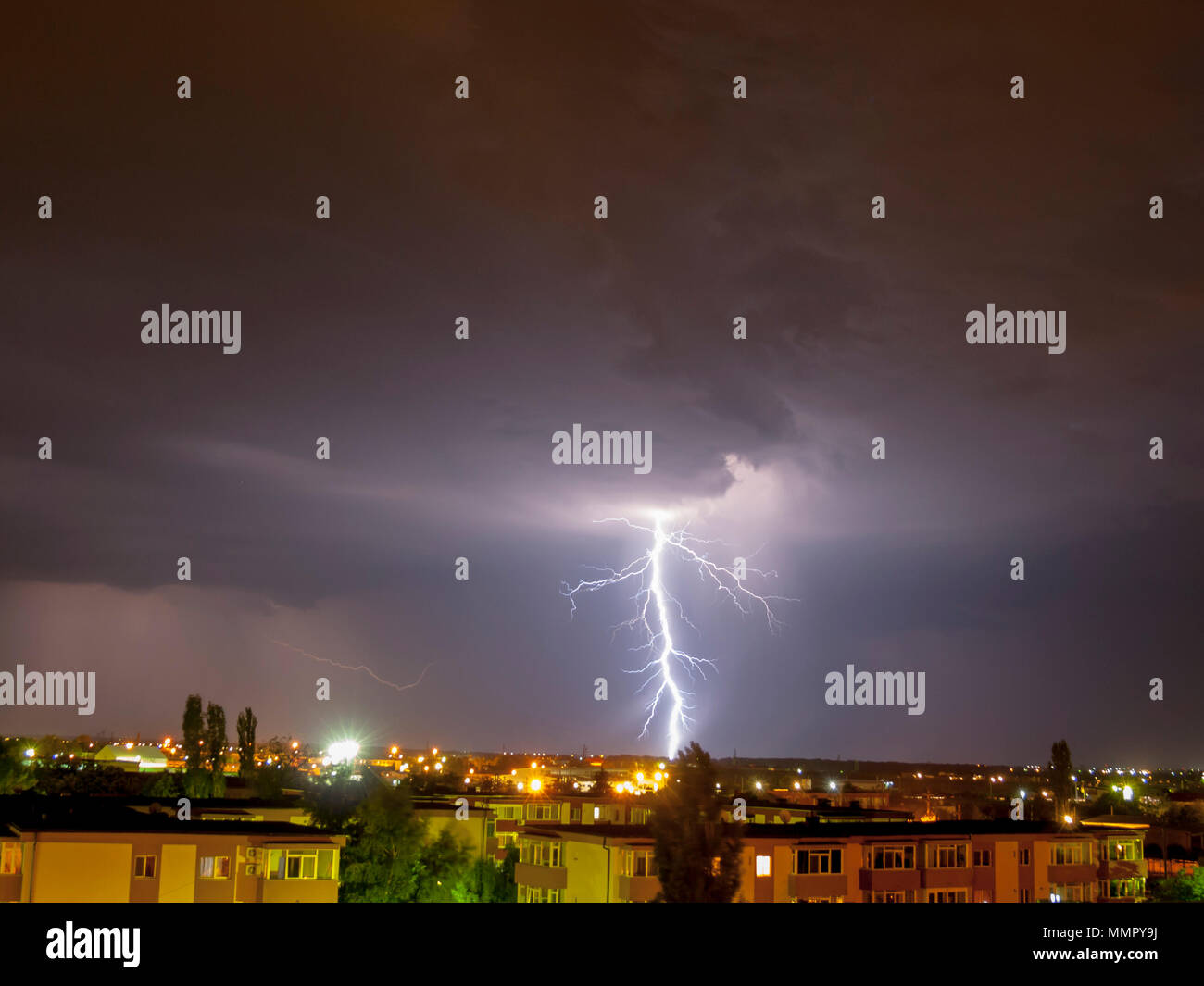 Relámpago sobre una ciudad, Tormenta , electricidad blast storm Foto de stock