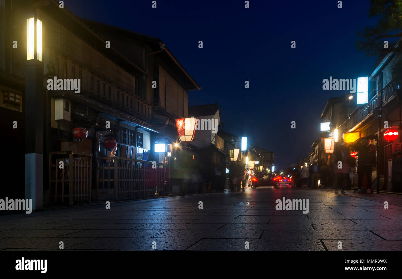 Hermosa calle en el distrito Gion, famosa por las geishas, en la hora azul, Kyoto, Japón Foto de stock