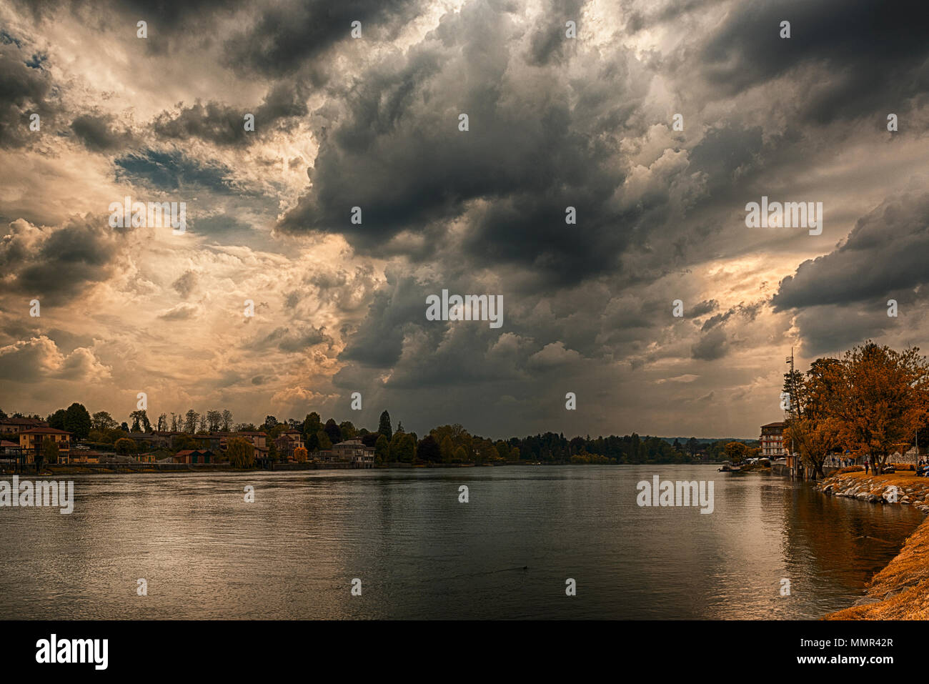 Formación de tormentas sobre el río Ticino en una tarde de primavera, Sesto Calende - Italia Foto de stock