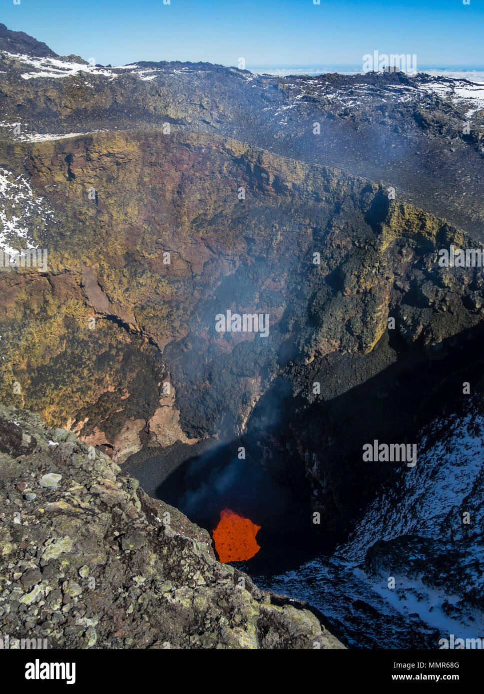 Ver en el cráter del volcán Villarrica, rojo magma, lava, erupciones, Chile Foto de stock