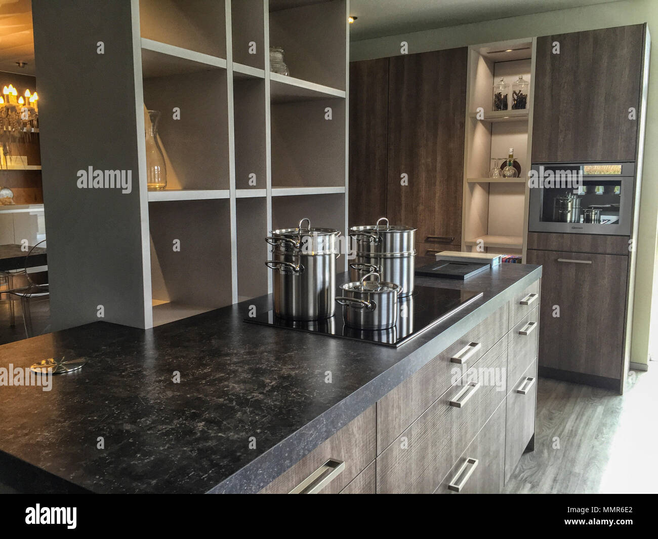 Cocina de diseño con negro y la inducción y de acero inoxidable Fotografía de - Alamy