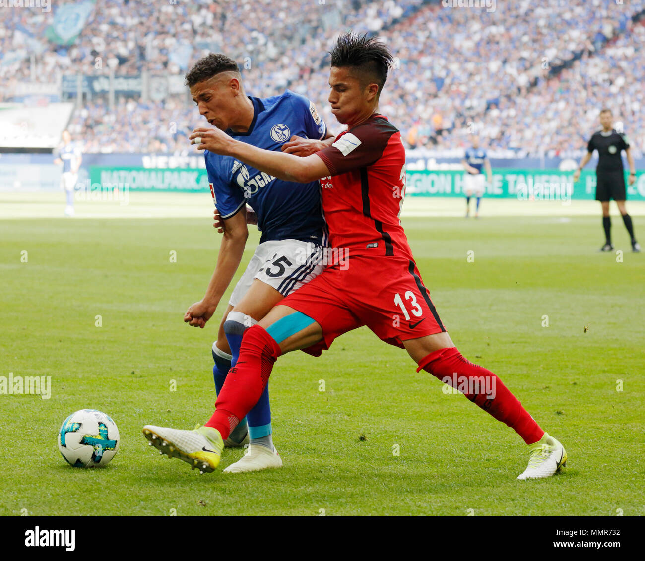 Deportes, fútbol, Bundesliga, 2017/2018, el FC Schalke 04 vs Eintracht Frankfurt 1:0, el Veltins Arena, Gelsenkirchen, escenario del partido, aminas Harit (S04) a la izquierda y Carlos Salcedo (Frankfurt) Foto de stock