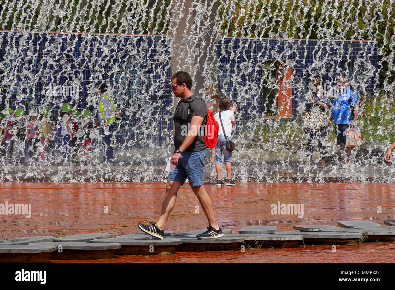 Paseos turísticos en frente de una cortina de agua, en el Distrito de  Parque de las naciones. Lisboa, Portugal Fotografía de stock - Alamy