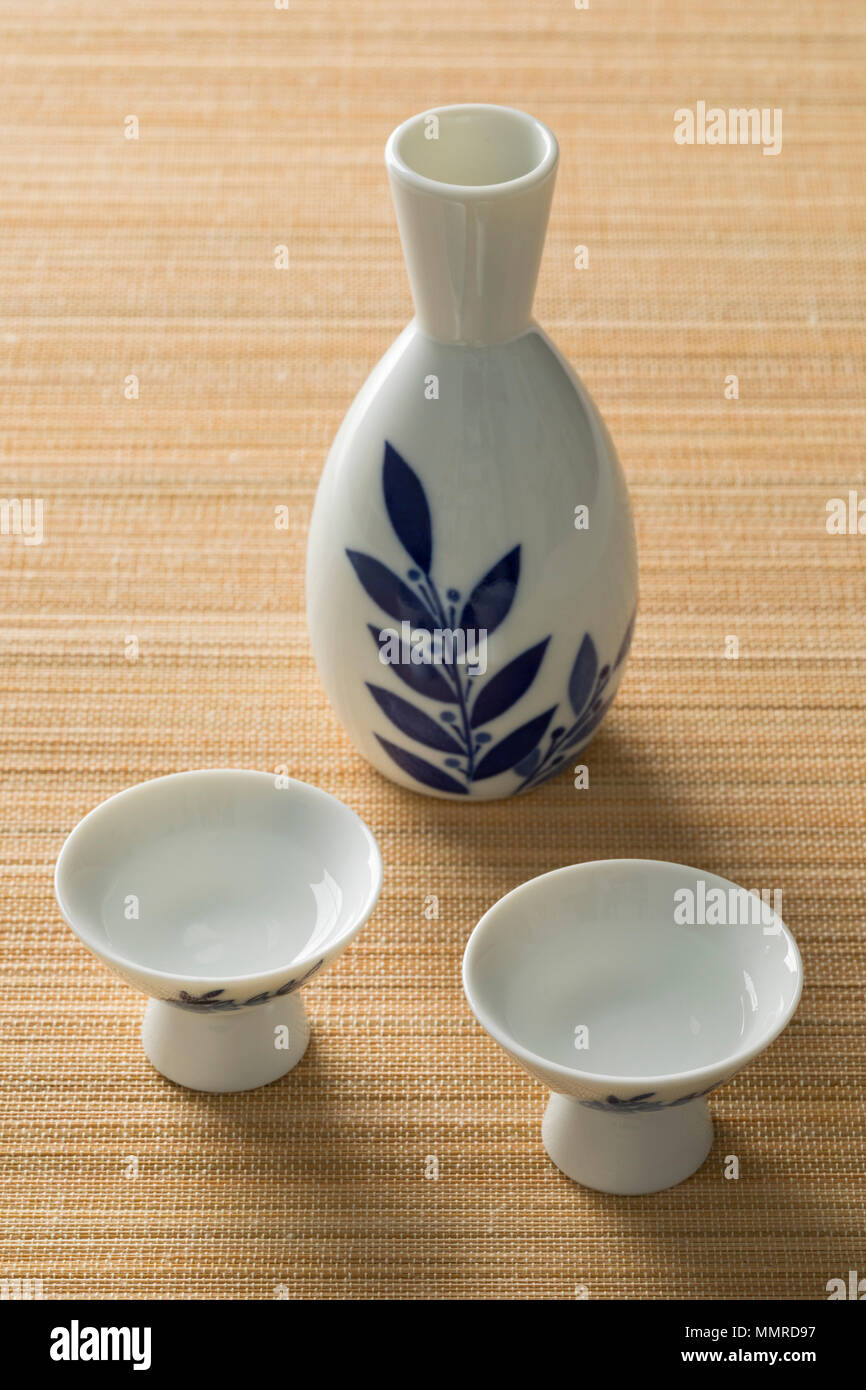 El sake japonés tradicional, botellas y vasos Fotografía de stock - Alamy