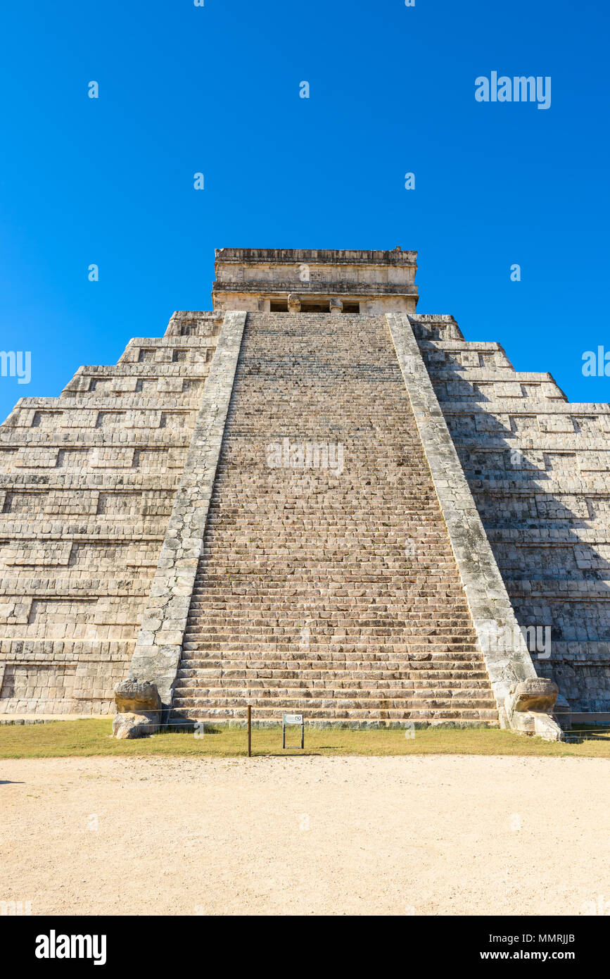 Chichen Itza - El Castillo - antigua pirámide templo en ruinas mayas de Yucatán, México. Foto de stock