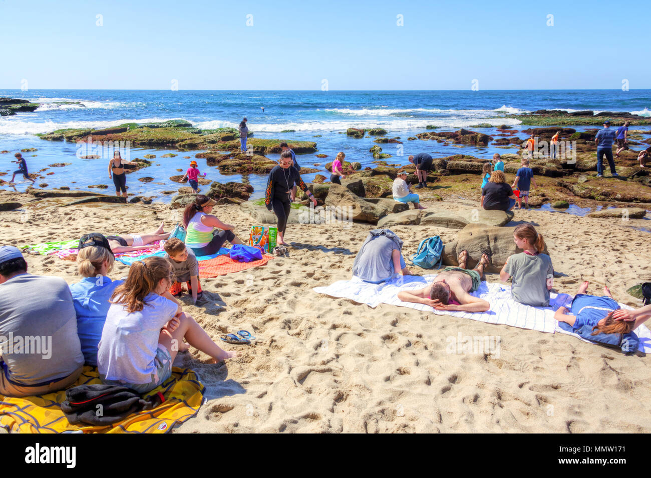SAN DIEGO, ESTADOS UNIDOS - Mar 27, 2018: Los visitantes serpentean la playa en la popular localidad marinera de La Jollan en San Diego, California. Foto de stock