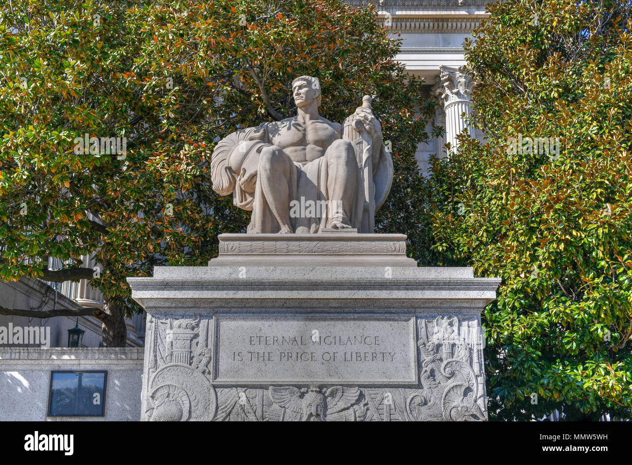 La Tutela escultura cerca del Edificio de Archivos Nacionales en Washington DC, EE.UU. Foto de stock