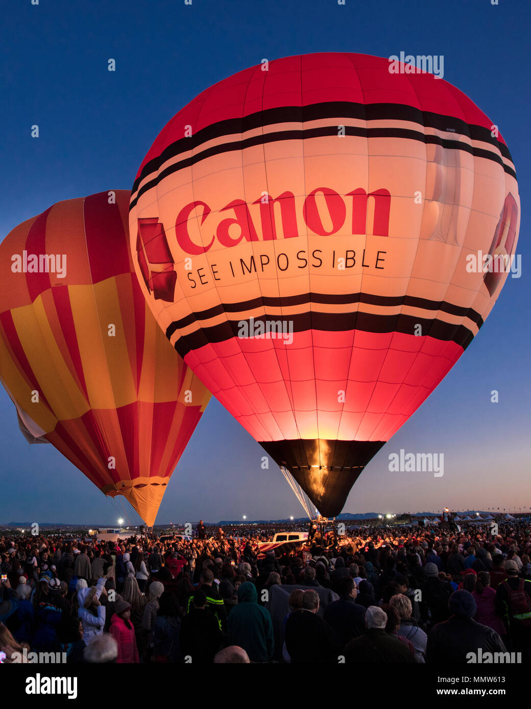 Octubre 7, 2017 - Albuquerque, Nuevo México - coloridos globos de aire  caliente en el evento matutino en el Albuquerque Balloon Fiesta ofrece  cámaras Canon globo Fotografía de stock - Alamy