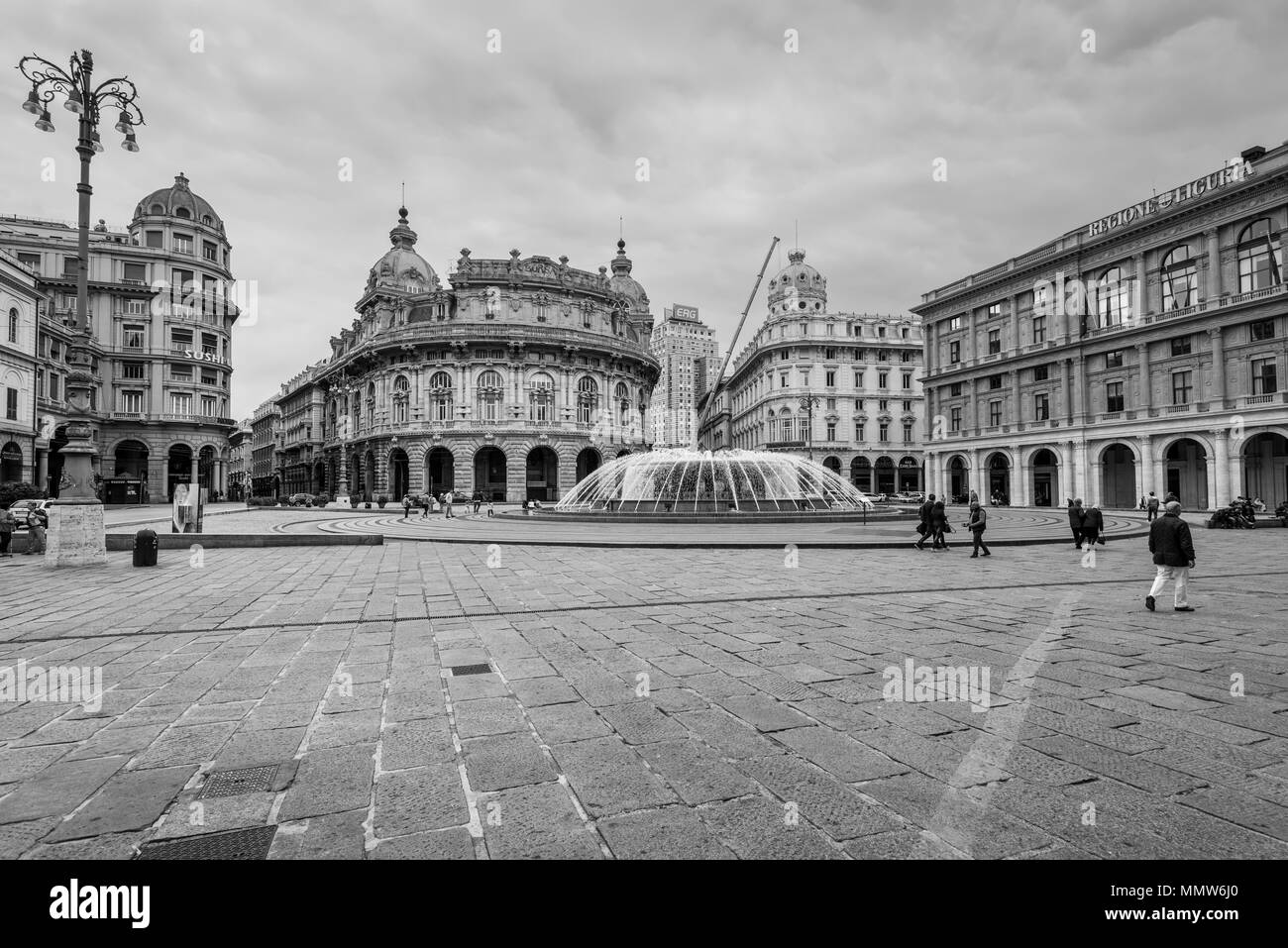 Génova, Italia - 14 de mayo de 2017: Vista de la bolsa (Nuova borsa valori) detrás de la fuente en la Plaza de Ferrari en el centro de la ciudad de Génova, Ita Foto de stock