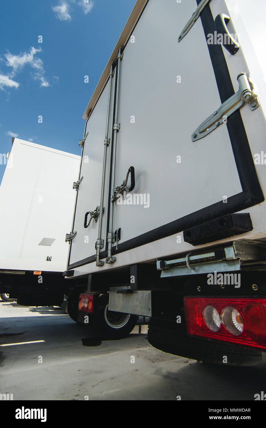 Los Vehiculos De Transporte De Carga Negocios Camiones Pequenos Y Camiones De Servicio Mediano Nuevos Coches Vans De Color Blanco Fotografia De Stock Alamy