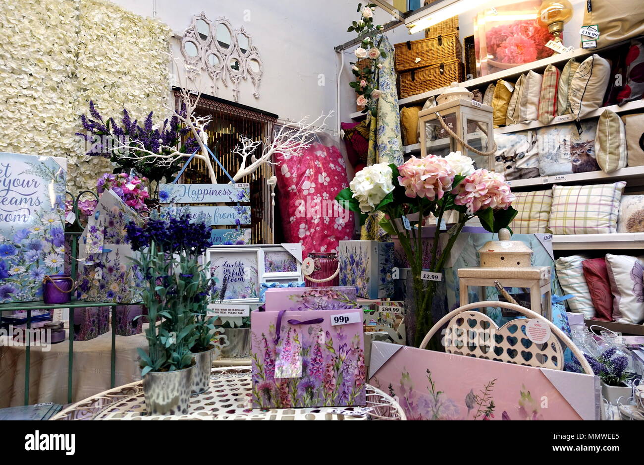 https www alamy es st ives cornwall reino unido 13 de abril de 2018 el colorido y articulos decorativos para el hogar en los estantes de venta en una tienda de articulos de fantasia image184956973 html