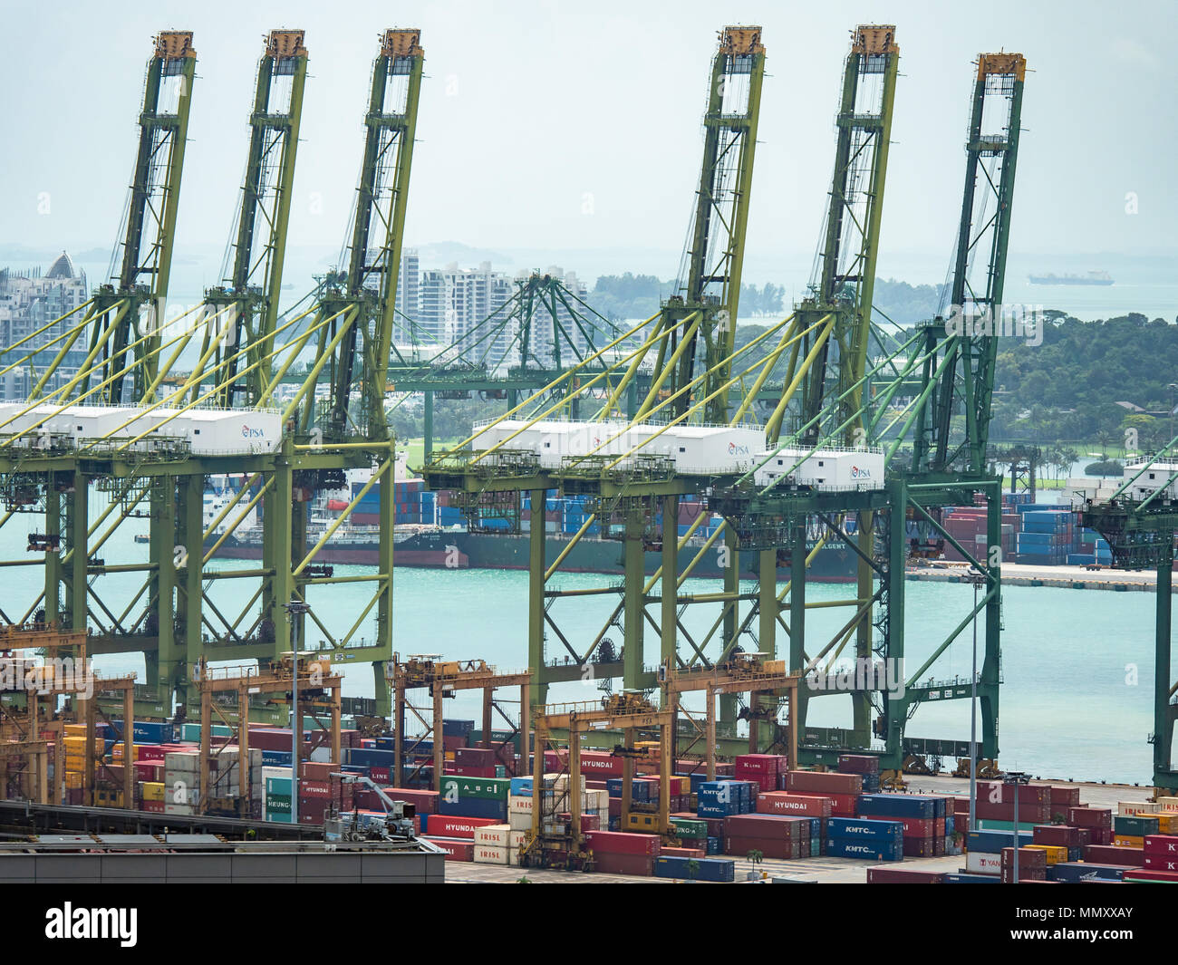 Tanjong Pagar terminal portuaria en Singapur con Pulau Brani en el backgrund Foto de stock