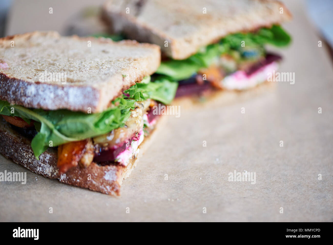 Gourment delicioso sándwich de vegetales mezclados en un servicio de directorio Foto de stock