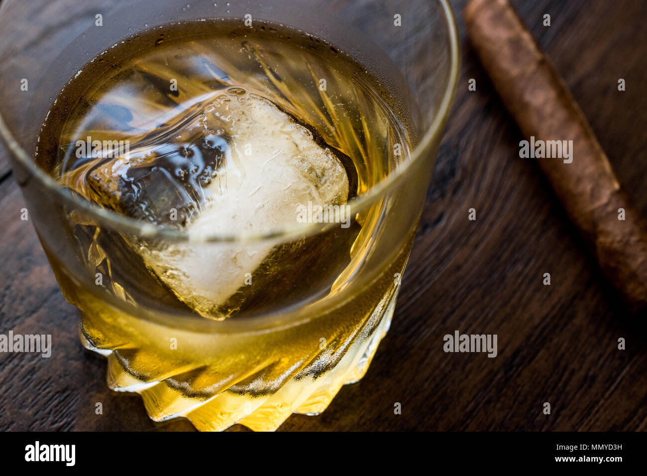 Padrino cóctel con cigarro. de bebidas Fotografía de stock - Alamy