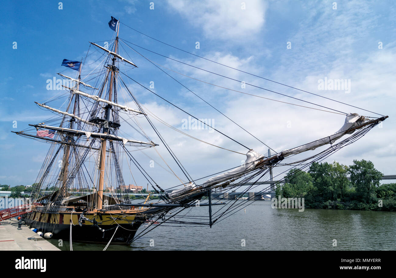 La reconstruida U.S. Brig Niagara Tall Ship atracó en el puerto de Toledo, Ohio. El buque luchó en la batalla del lago Erie, en la guerra de 1812. Foto de stock