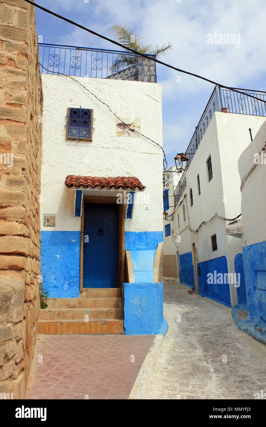 Casa pintadas de azul y blanco en la Kasbah des Oudias, Rabat, Marruecos Foto de stock
