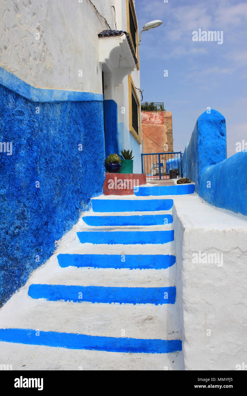 Casa pintadas de azul y blanco en la Kasbah des Oudias, Rabat, Marruecos Foto de stock