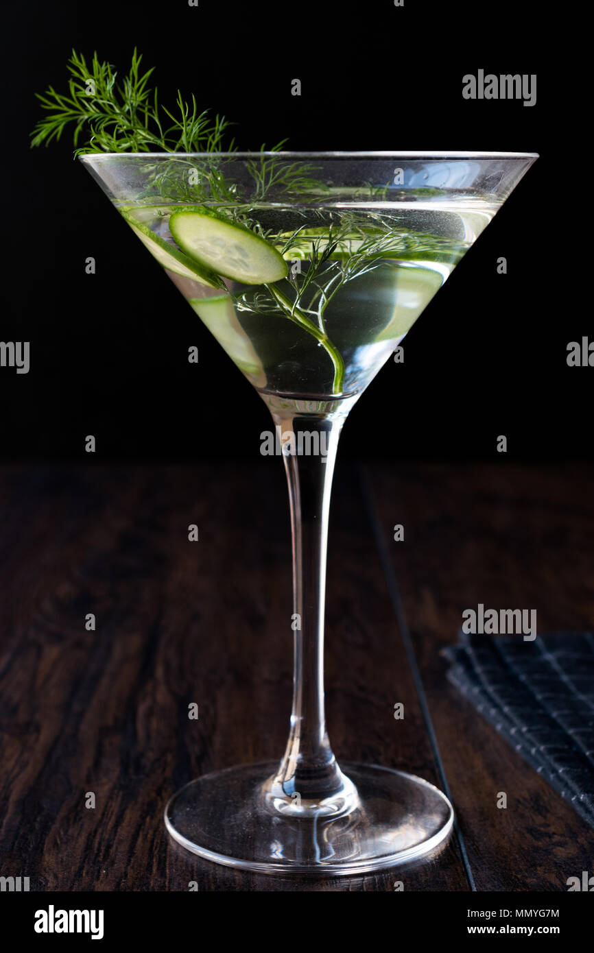 Eneldo fresco martini rodajas pepino. Concepto bebidas Fotografía de stock - Alamy