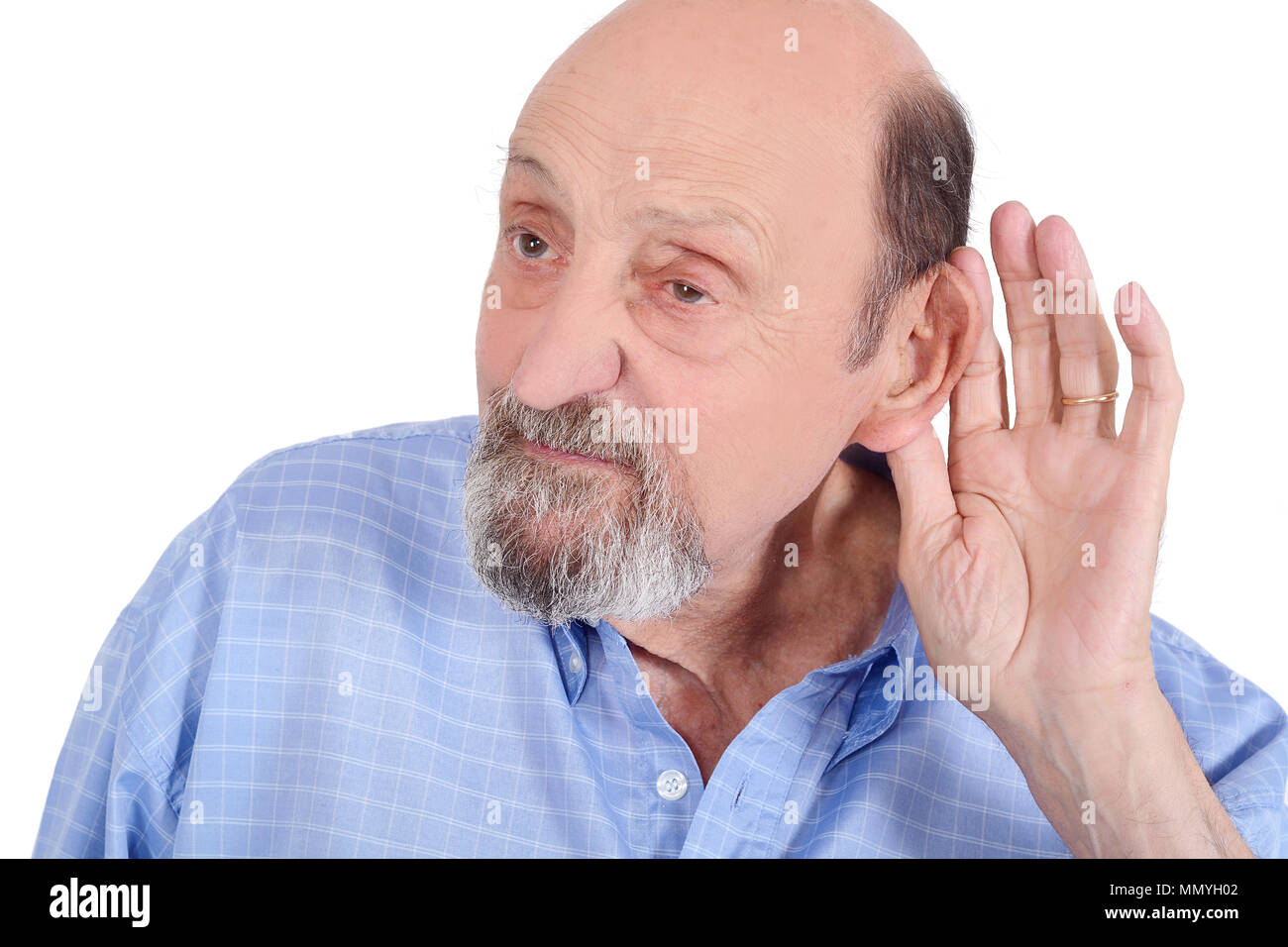 Retrato de sordos viejo hombre tratando de escuchar. Aislado en un fondo blanco. Foto de stock