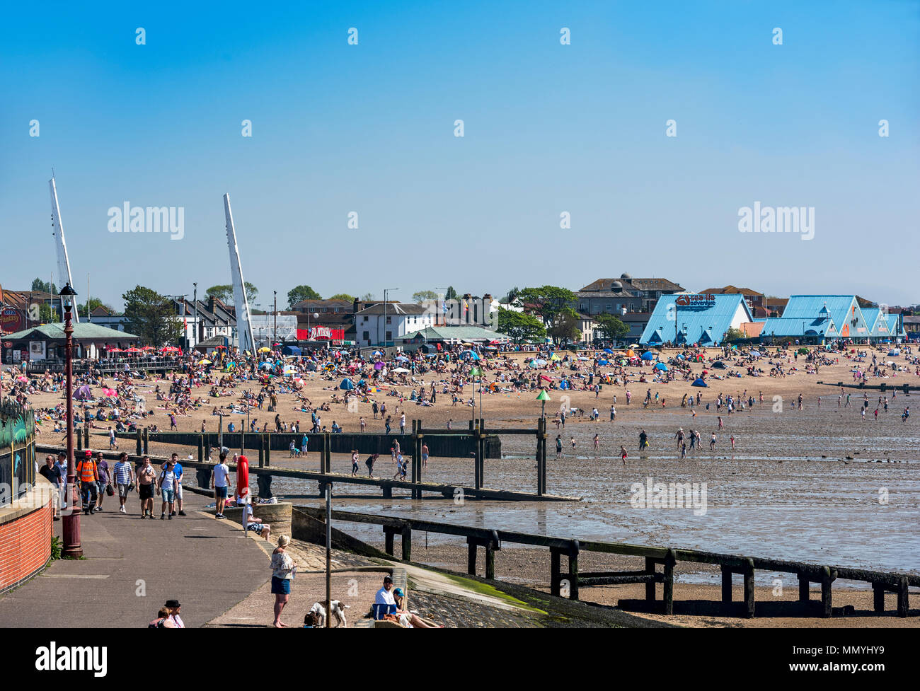Playa de la ciudad de Southend on Mar,muy concurrida playa soleada en un caluroso día festivo. El Sealife aventura en la derecha. Foto de stock