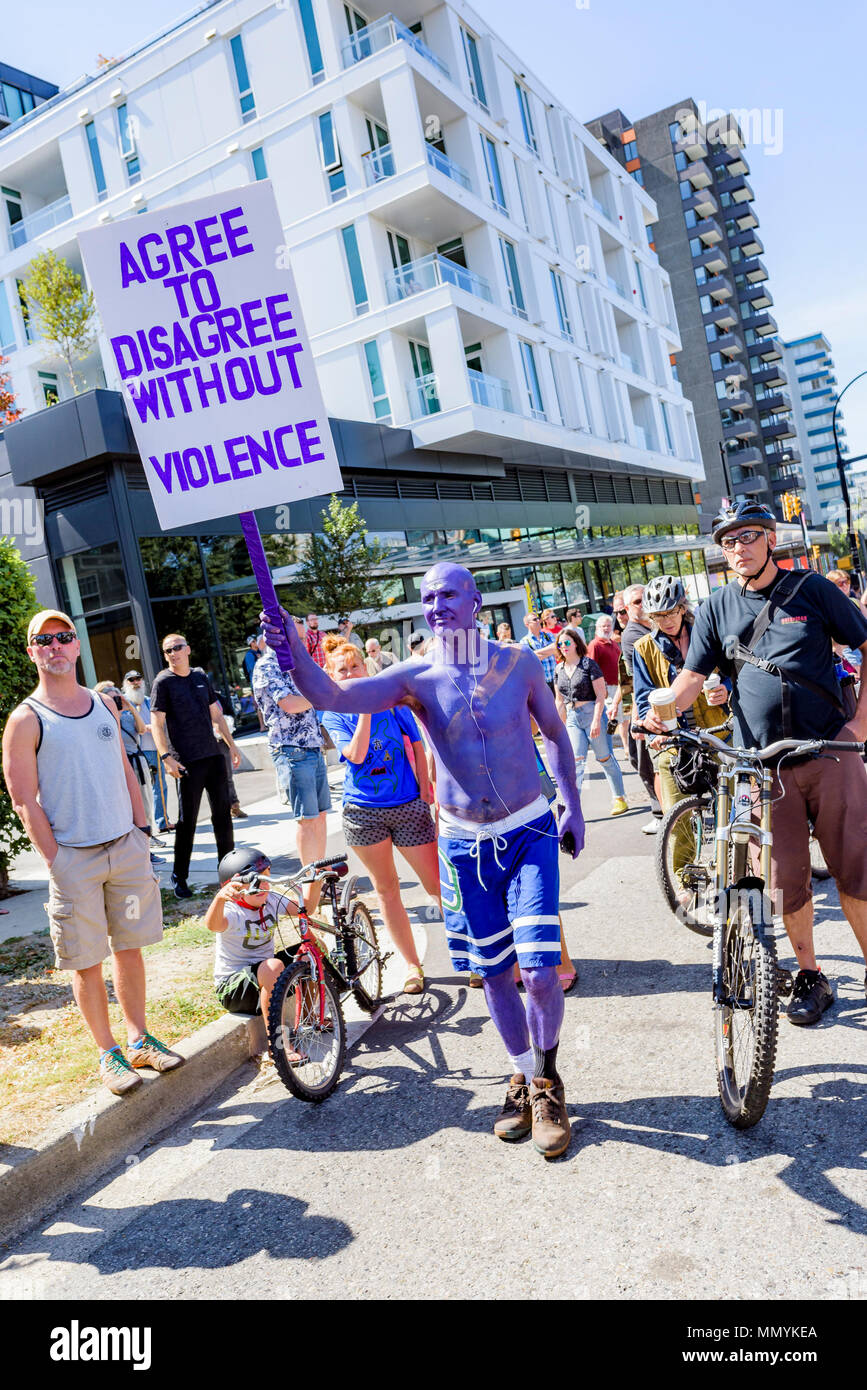 El hombre púrpura en Rally antirracismo, Ayuntamiento, Vancouver, British Columbia, Canadá. Foto de stock