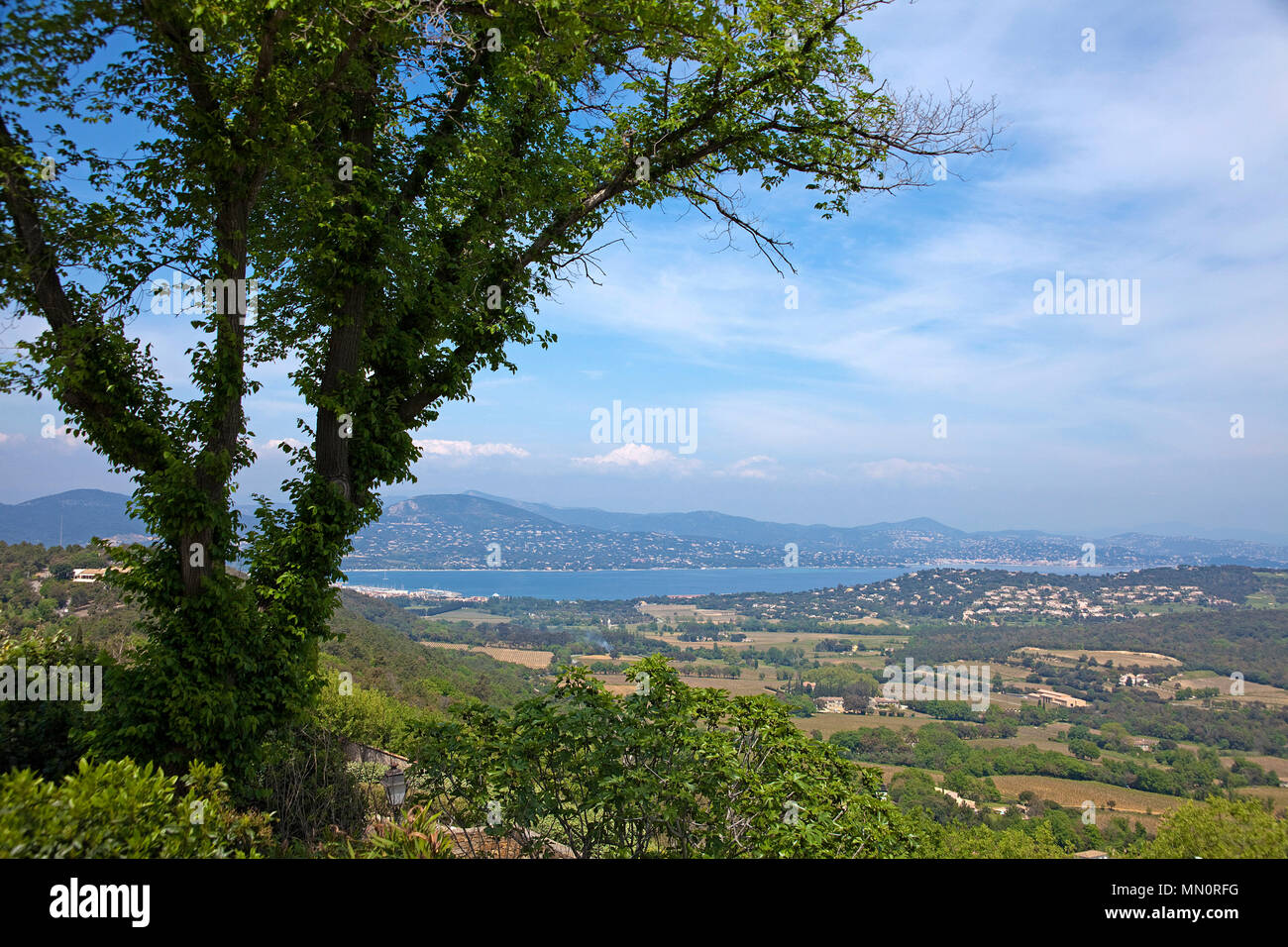 Vista desde la aldea Gassin sobre el Golfo de Saint-Tropez, Cote d'Azur, Département Var, Provence-Alpes-Côte d'Azur, en el sur de Francia, Francia, Europa Foto de stock