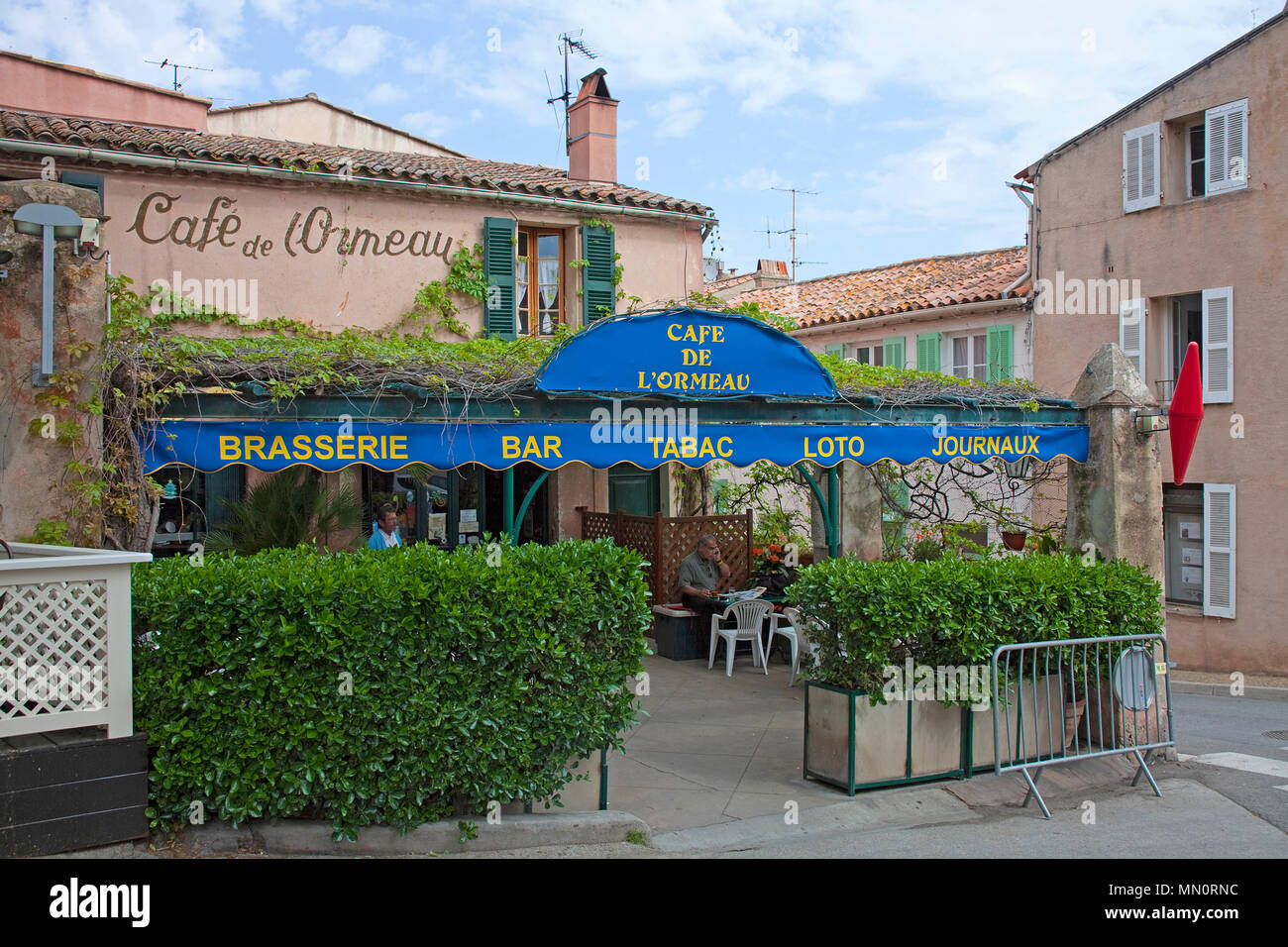 Cafe, Brasserie en la aldea de Ramatuelle, Cote d'Azur, Département Var, Provence-Alpes-Côte d'Azur, en el sur de Francia, Francia, Europa Foto de stock