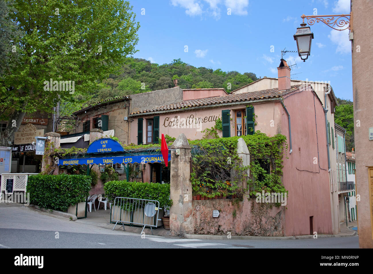 Cafe, Brasserie en la aldea de Ramatuelle, Cote d'Azur, Département Var, Provence-Alpes-Côte d'Azur, en el sur de Francia, Francia, Europa Foto de stock
