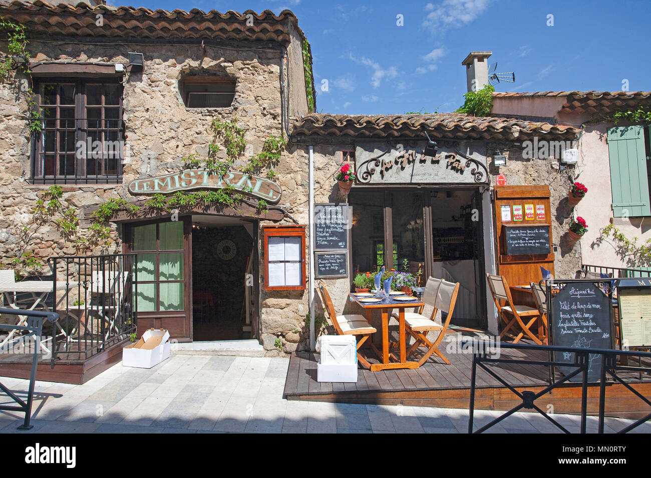Restaurante pequeño e idílico pueblo Ramatuelle, Cote d'Azur, Département Var, Provence-Alpes-Côte d'Azur, en el sur de Francia, Francia, Europa Foto de stock