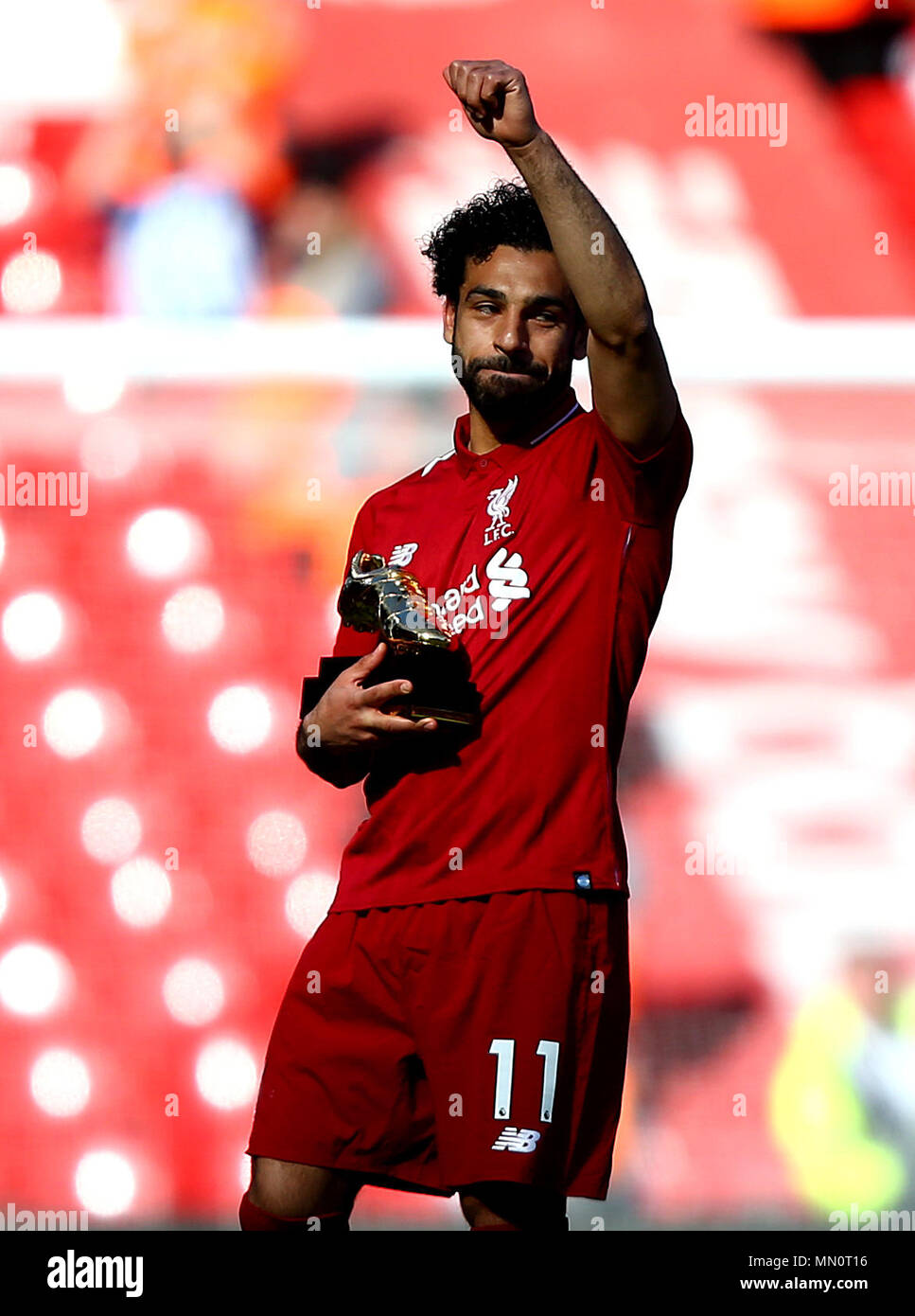 Liverpool's Mohamed Salah con el premio Bota de Oro tras el pitido final en  la Premier League en Anfield, Liverpool Fotografía de stock - Alamy