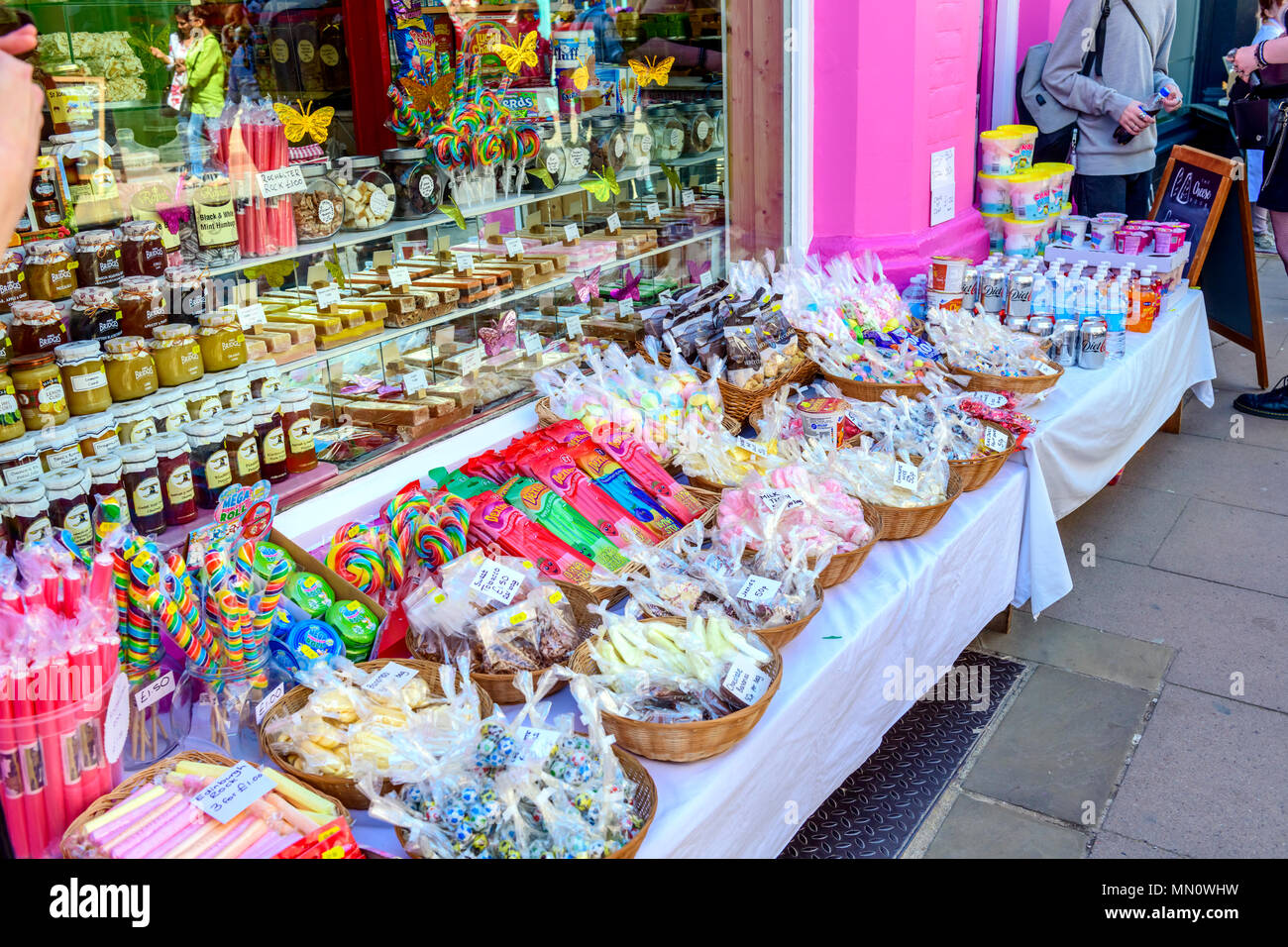 Puesto de venta de dulces de la calle de todo tipo de productos azucarados Foto de stock