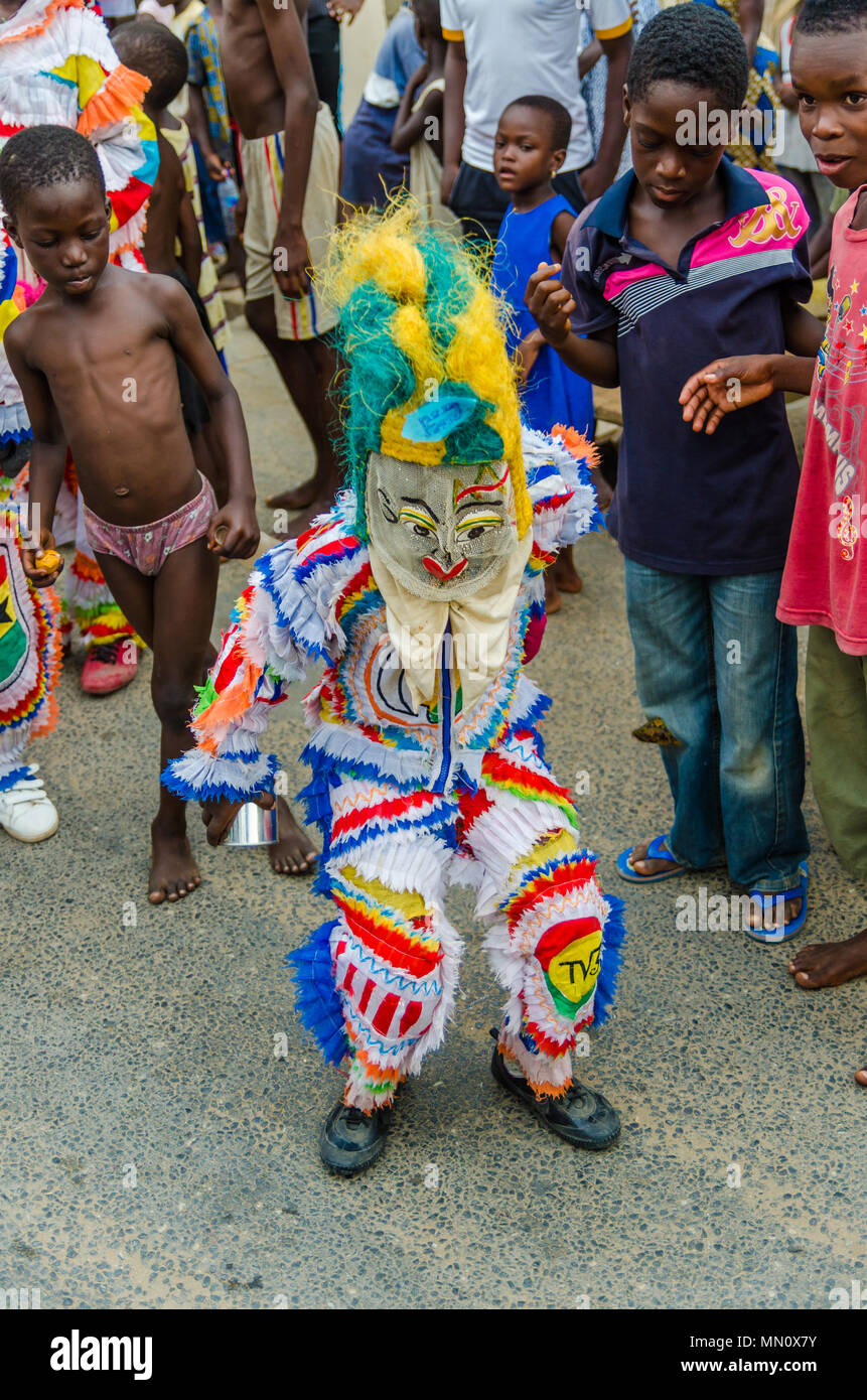 Cape Coast, Ghana - Febrero 15, 2014: coloridas máscaras y disfraces africanos bailarín durante carnaval Foto de stock