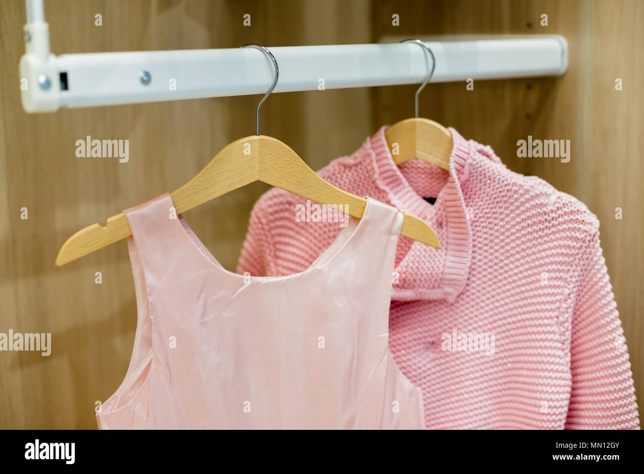 Una fila de niños ropa colgada en perchas. Moda para niñas.Armario ropa kid.madera rosa perchas con ropa. para Fotografía de stock - Alamy