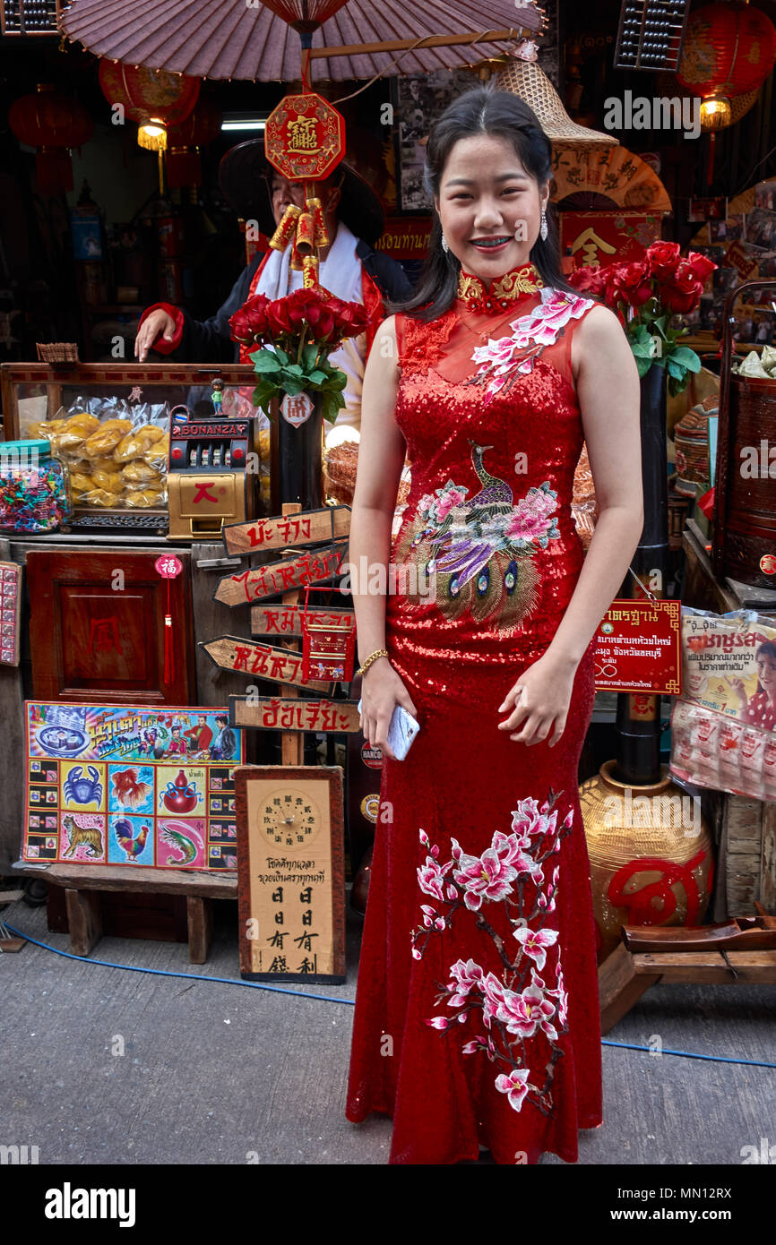 La de China, Tailandia, niña de vestido rojo tradicional chino Fotografía stock - Alamy