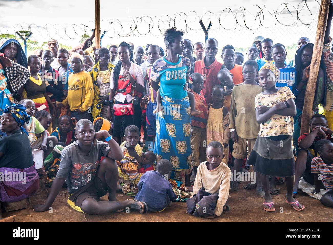 Los refugiados congoleños recién llegados visto esperando ser registrada en el campamento de refugiados de Kyangwali. Según el ACNUR, más de 85.000 personas han llegado a Uganda desde la República Democrática del Congo desde el comienzo de 2018 como escapan de la violencia en la provincia de Ituri, en el norte de la parte oriental de su país roto la guerra. La mayoría de los refugiados que llegan por barco a través del lago Albert, que se encuentra entre los dos países. Con los asentamientos de refugiados en Uganda casi a su máxima capacidad, hay planes para construir nuevos asentamientos para ser construidos para hacer frente a la continua afluencia de personas. Foto de stock