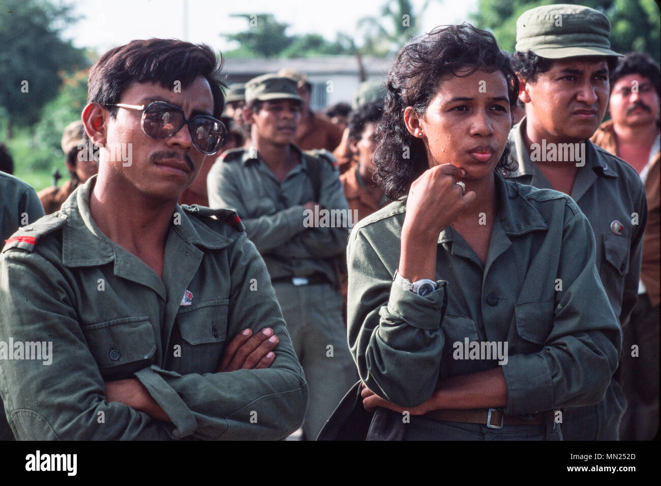Managua, Nicaragua, junio de 1986; como un ejercicio de adiestramiento del ejército Sandinista FSLN configura un simulacro de invasión estadounidense de Managua. Foto de stock