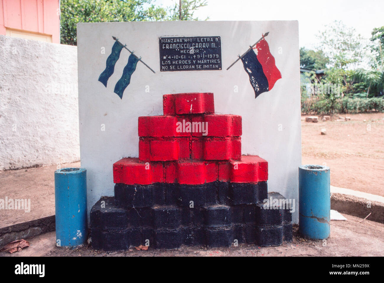 Managua, Nicaragua, julio de 1981; un monumento a un héroe narional FSLN en el lugar donde fue asesinado en la lucha callejera para derrocar a Somoza en 1979. Foto de stock