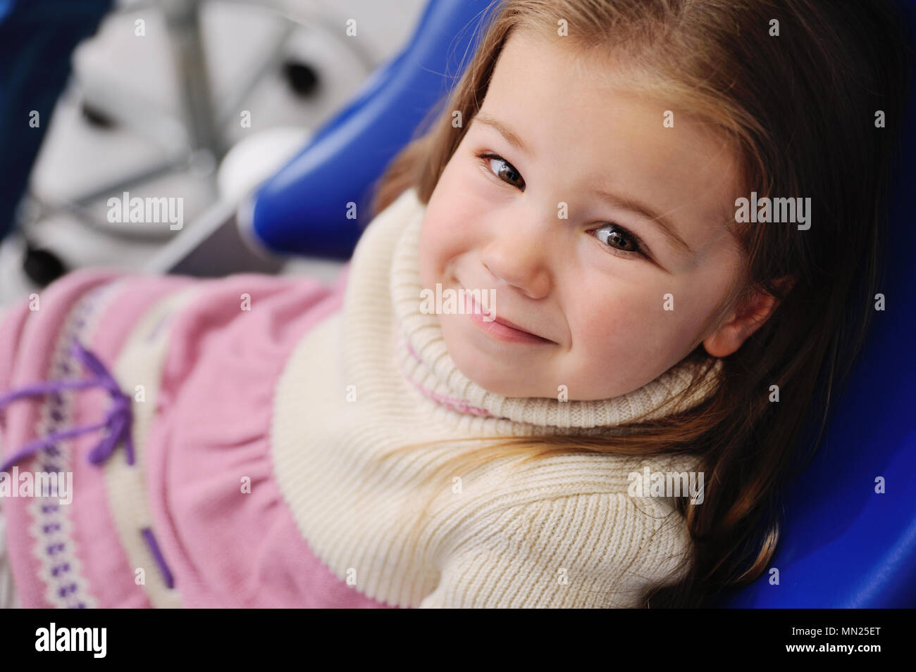 Niña Azul en un sillón dental Foto de stock