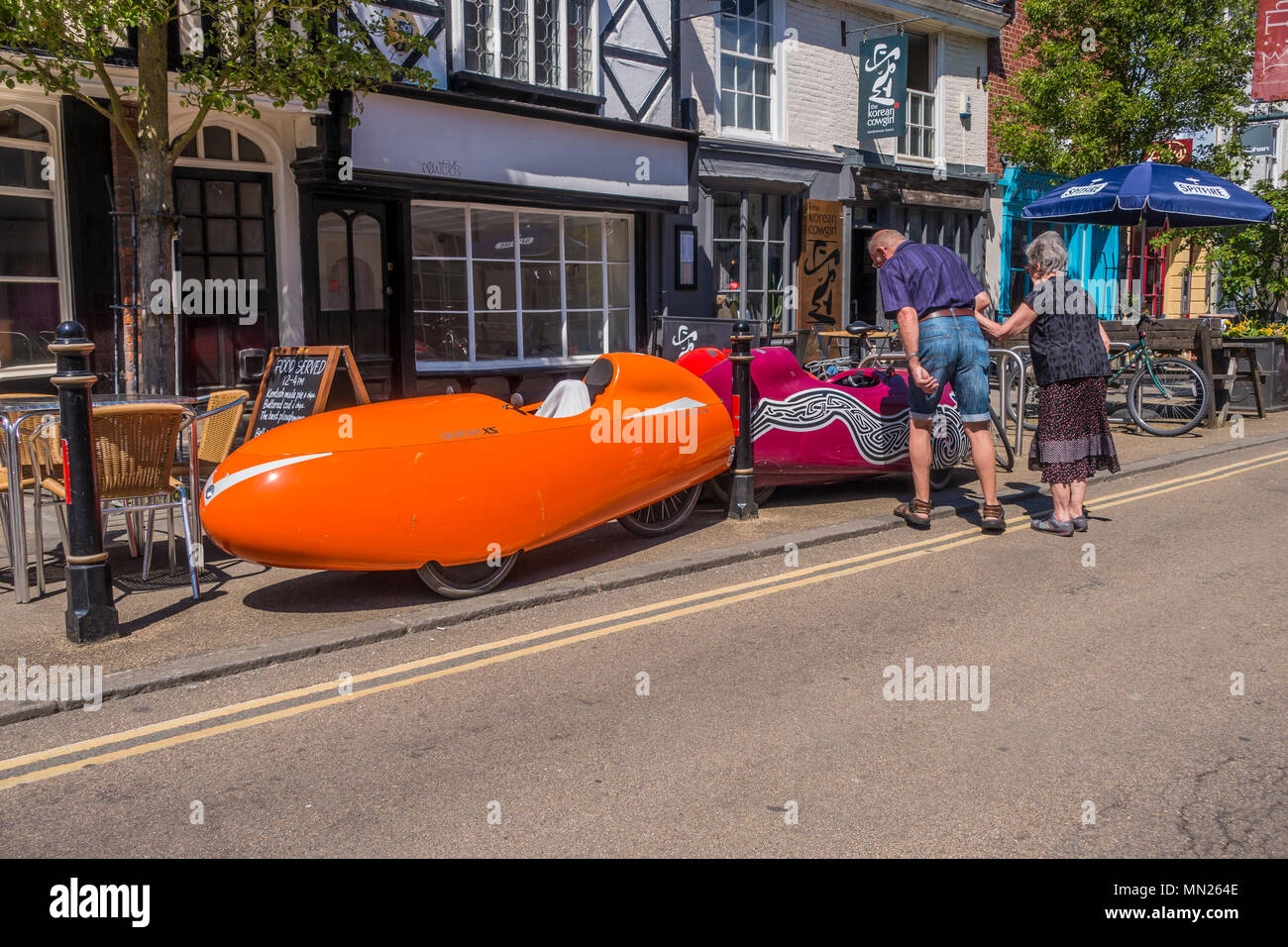 Una velomobile, velomobiel, velo, bicicleta o coche, es un vehículo-powered  humano (VPH) adjunta para ventaja aerodinámica y protección contra la  intemperie y co Fotografía de stock - Alamy